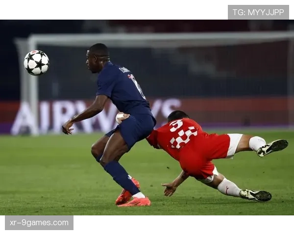 镜头记录:赫罗纳球员因一次鲁莽铲抢吃到红牌,彻底改变比赛攻防态势 镜头记录:赫罗纳球员因一次鲁莽铲抢吃到红牌,彻底改变比赛攻防态势